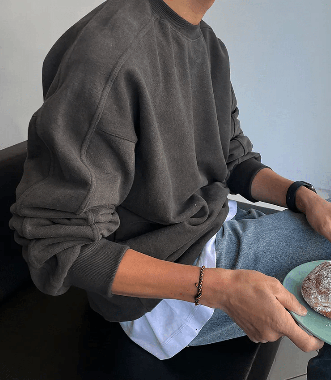 Sophisticated dark gray oversized cotton pullover for men, featuring a reinforced collar and textured retro design.