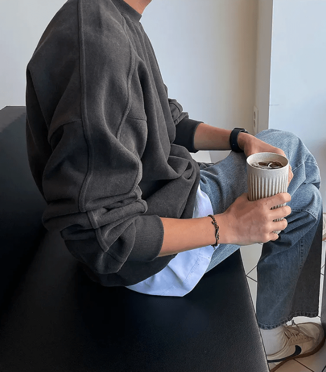 Sophisticated dark gray oversized cotton pullover for men, featuring a reinforced collar and textured retro design.