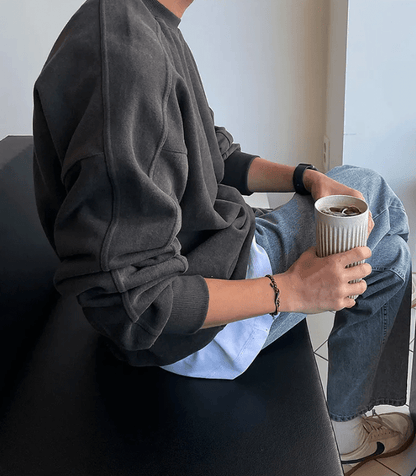 Sophisticated dark gray oversized cotton pullover for men, featuring a reinforced collar and textured retro design.