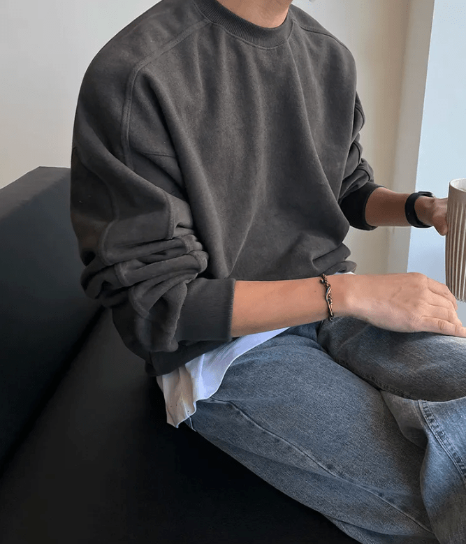 Sophisticated dark gray oversized cotton pullover for men, featuring a reinforced collar and textured retro design.